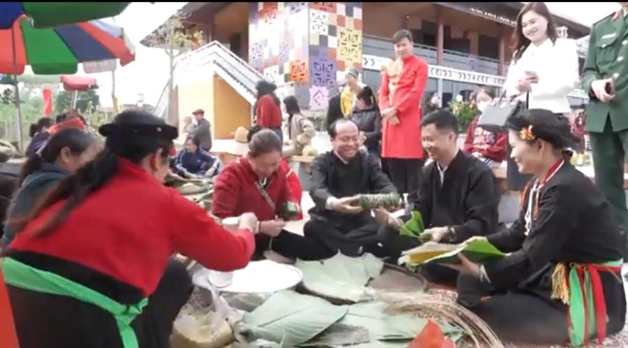 Người dân và đại biểu cùng tham gia gói bánh truyền thống trong khuôn khổ Lễ hội Đại Phan tại Đặc khu Vân Đồn.