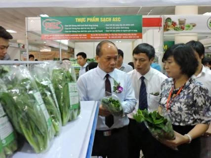 Thứ trưởng Bộ NN&amp;PTNT Vũ Văn Tám tham quan cửa hàng rau sạch của các DN tại Tuần lễ giới thiệu Nông sản an toàn, diễn ra tại Trung tâm Xúc tiến thương mại Nông nghiệp Hà Nội, từ 6-12/5/2016. Ảnh: HH