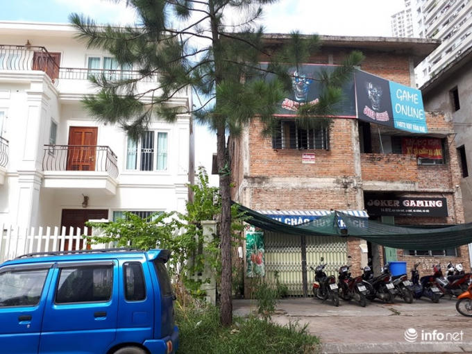 Đáng nói, chúng được nằm xen kỹ với những căn nhà đã hoàn thiện đẹp đẽ, khiến dãy phố trông nham nhở như bức tranh vẽ dở.