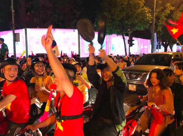 Người d&acirc;n cả nước s&ocirc;i động mừng chiến thắng của đội tuyển Việt Nam