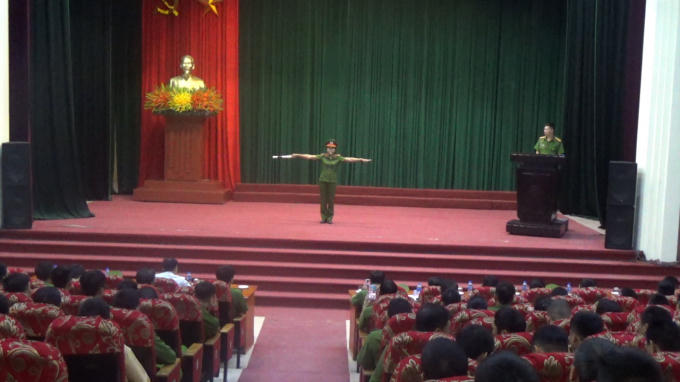 Còn đây là động tác mở đường khi phân luồng giao thông.
