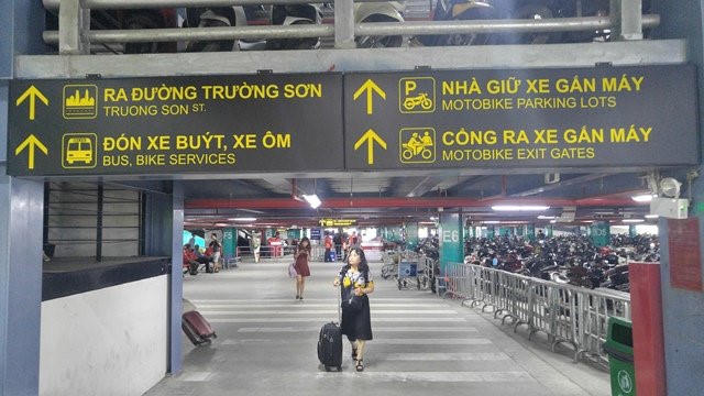 Biển hướng dẫn được thiết kế bằng đèn hộp ánh sáng giúp người đi lại dễ quan sát. Ở mỗi tầng phân biệt qua trụ cột với các màu khác nhau, vị trí đánh dấu bằng chữ cái lớn.