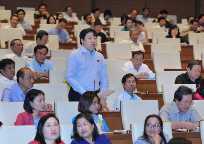 Đại biểu QH tỉnh Ninh Bình phát biểu ý kiến thảo luận tại hội trường. (Ảnh: Nhân dân)