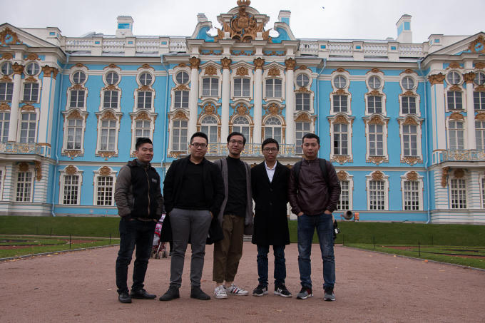Trước sự tráng lệ của cung điện chính Catherine Palace, các du khách tranh thủ chụp ảnh để lưu lại kỷ niệm.