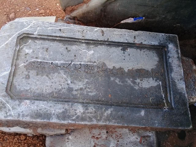Tấm bia mộ được tìm thấy.