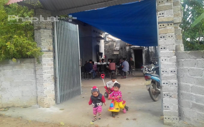 Sáng nay đã là buổi sáng ngày thứ 2 kể từ khi ông Hàn Đức Long được trả tự do trở về gia đình nhưng không khí tưng bừng vẫn diễn ra tại đây. Ảnh Nguyễn Xinh