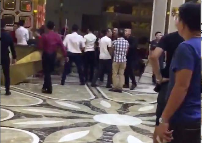 H&igrave;nh ảnh hai nh&oacute;m ẩu đả tại qu&aacute;n bar.