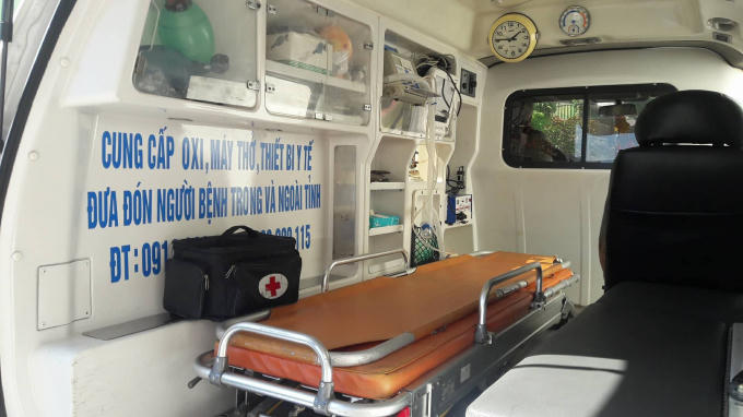Trên xe cứu thương có đây đủ các trang thiết bị hiện đại phục vụ vận chuyển bệnh nhân.