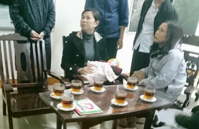 Mọi người bồng bế cháu bé sau khi phát hiện.