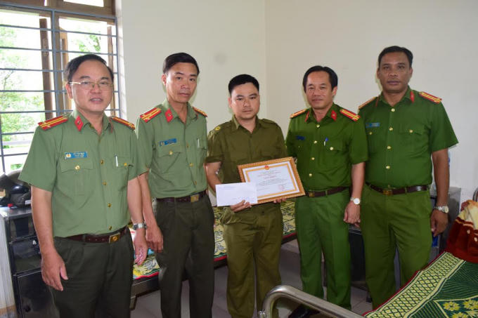 Đại tá Đặng Ngọc Sơn - Phó Giám đốc Công an tỉnh tặng giấy khen đồng chí Trưởng Công an xã.