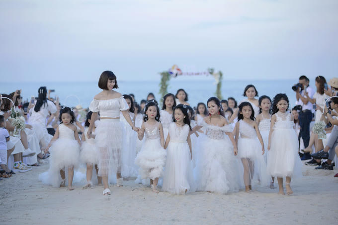 Bị chuẩn đoán cong cột sống, Xuân Lan vẫn dốc hết tâm huyết cho show thời trang nhí