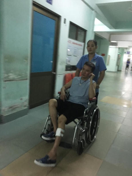 Khâu xong Đàm Vĩnh Hưng xin ra viện luôn.