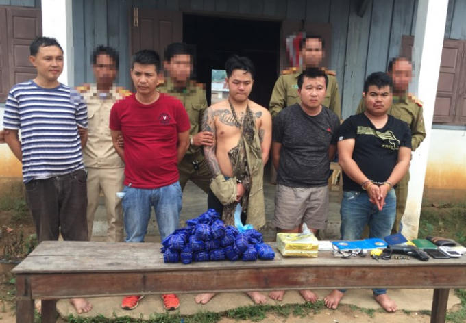 Các đối tượng cùng số tang vật “khủng” mà lực lượng chức năng bắt giữ. Ảnh: Mạnh Hùng