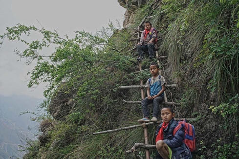 Học sinh leo núi dựng đứng để đi học