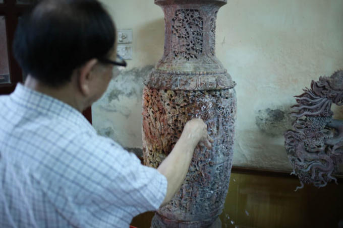 Điểm đặc biệt của loại đá mỹ nghệ này là khi phun nước sẽ chuyển sang nhiều màu sắc rực rỡ.