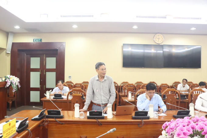 H3: Ông Phạm Hồng Phúc - Phó Giám đốc Sở Tư pháp, Phó Chủ tịch Hội đồng báo cáo tại phiên họp.