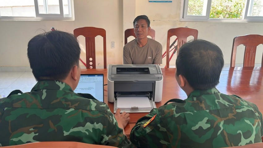 Tổ công tác làm việc và lập biên bản thuyền trưởng phương tiện.