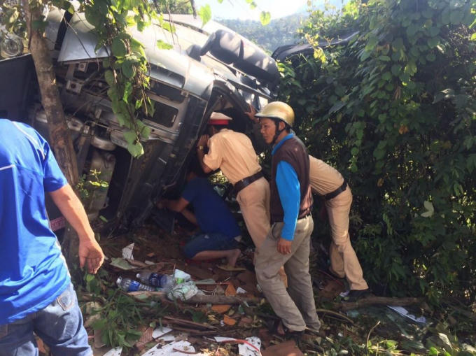 CSGT buộc phải cưa cửa để cứu 3 người bị ket trong cabin.