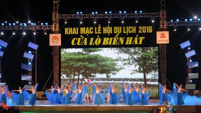 Những tiết mục văn nghệ được dàn dựng công phu, đặc sắc mang đậm bản sắc văn hóa của người dân miền biển Nghệ An.