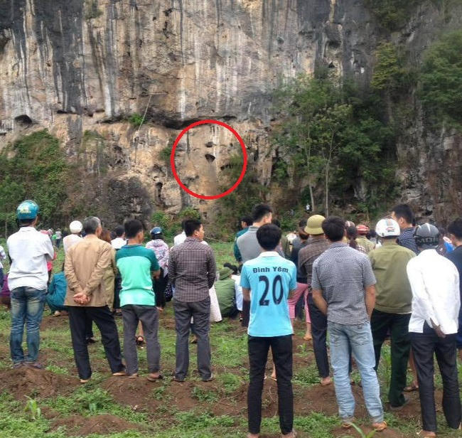 S&aacute;ng ng&agrave;y 18/4, người d&acirc;n x&oacute;m Ngay, x&atilde; Mỹ H&ograve;a ph&aacute;t hiện thi thể nam giới đang trong qu&aacute; tr&igrave;nh ph&acirc;n hủy tại một hang đ&aacute; khu vực n&uacute;i T&acirc;n H&ograve;a, thuộc x&oacute;m Ngay, x&atilde; Mỹ H&ograve;a n&ecirc;n đ&atilde; b&aacute;o cho cơ quan C&ocirc;ng an.