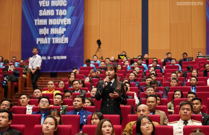 Đại diện ưu tú của thanh niên đặt câu hỏi tại buổi đối thoại.