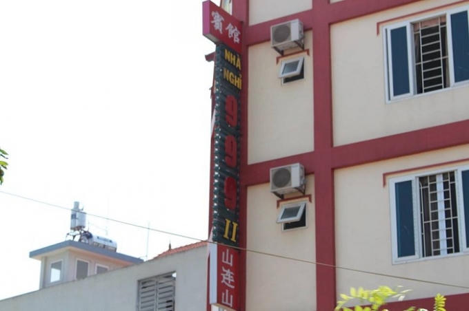 Nhà nghỉ được gắn biển hiệu Trung - Việt.