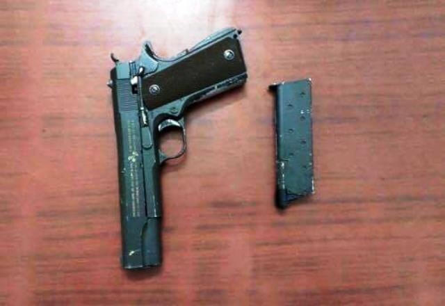 Khẩu súng ngắn có 3 viên đạn được thu giữ tại nhà tên Nguyễn Ngọc Văn.