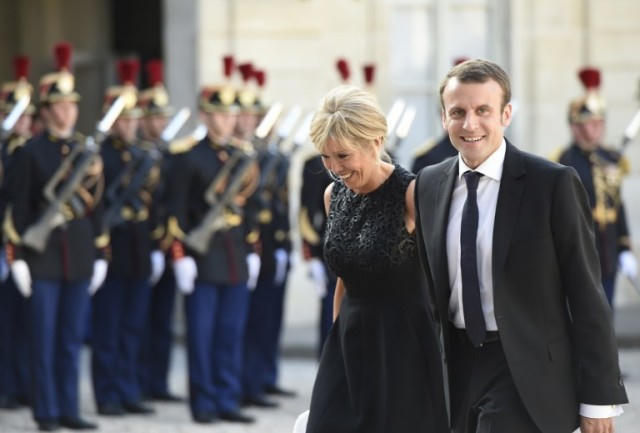 Vợ chồng tân tổng thống Emmanuel Macron tại Điện Elisse ở Paris.