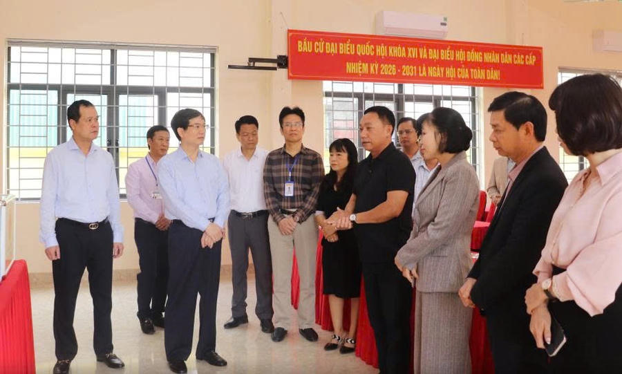 Ông Vũ Quyết Tiến, Phó Bí thư Tỉnh ủy, Chủ tịch Ủy ban MTTQ tỉnh, Phó Chủ tịch Ủy ban Bầu cử tỉnh, kiểm tra công tác chuẩn bị bầu cử tại Nhà văn hoá khu Đồn Điền - khu vực bỏ phiếu số 10, phường Tuần Châu.