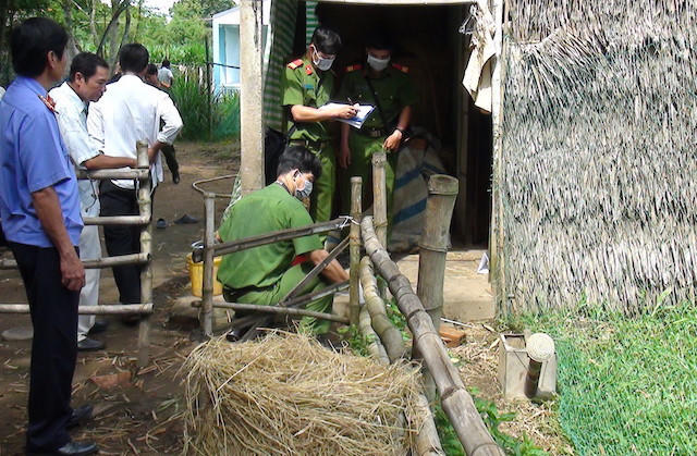 Cảnh sát khám nghiệm hiện trường nơi nạn nhân bị sát hại. (Ảnh: Zing.vn)