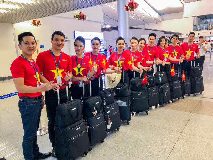 C&aacute;c tiếp vi&ecirc;n của Vietnam Airlines cũng mặc trang phục cờ đỏ sao v&agrave;ng tr&ecirc;n chuyến bay sang Malaysia