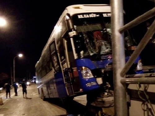 Xe kh&aacute;ch nằm chỏng chơ tr&ecirc;n dải ph&acirc;n c&aacute;ch. Ảnh: B&aacute;o C&ocirc;ng An Nh&acirc;n D&acirc;n.