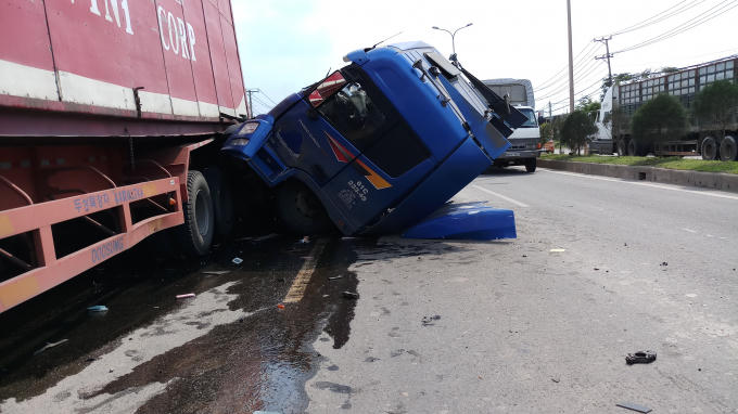 Đầu xe container rụng xuống đường trên quốc lộ 51.