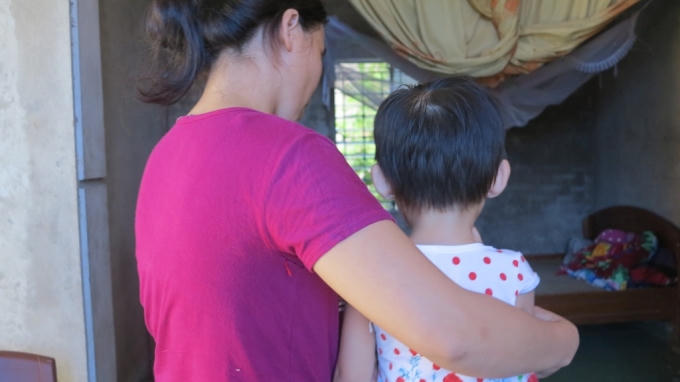 Chị H vẫn chưa hết bàng hoàng trước sự việc vừa xảy ra với hai con gái bé bỏng của mình.