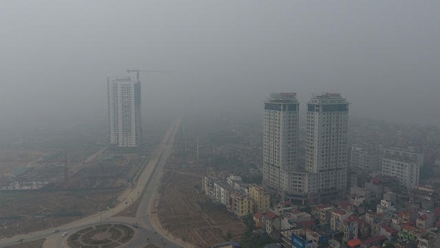 Những tòa nhà cao tầng khu vực Hồ tây ẩn mình trong màn sương dày đặc.