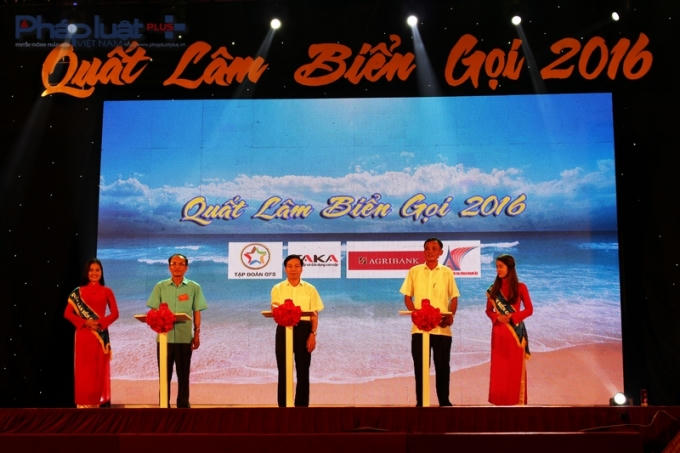 Ông Trần Văn Chung (ở giữa) - Phó Bí thư thường trực Tỉnh ủy, Chủ tịch Hội đồng nhân dân tỉnh Nam Định cùng các lãnh đạo nhấn nút khai mạc chương trình.