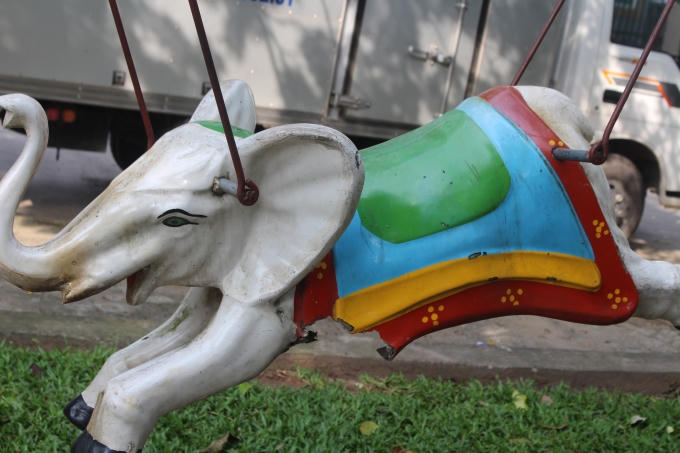 Những xích đu hư hỏng, phủ đầy bụi.