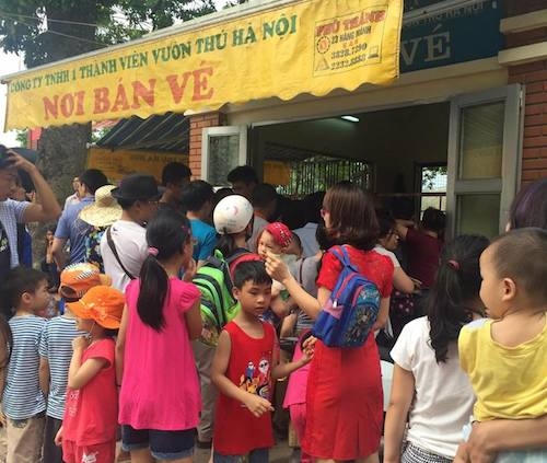 Đa phần khách đến tham quan ở vườn thú trong công viên Thủ Lệ đều hài lòng với cách bố trí của lãnh đạo phường Ngọc Khánh.