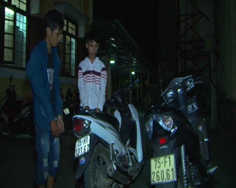 Hai đối tượng bị CƠ quan công an bắt giữ cùng tang vật.