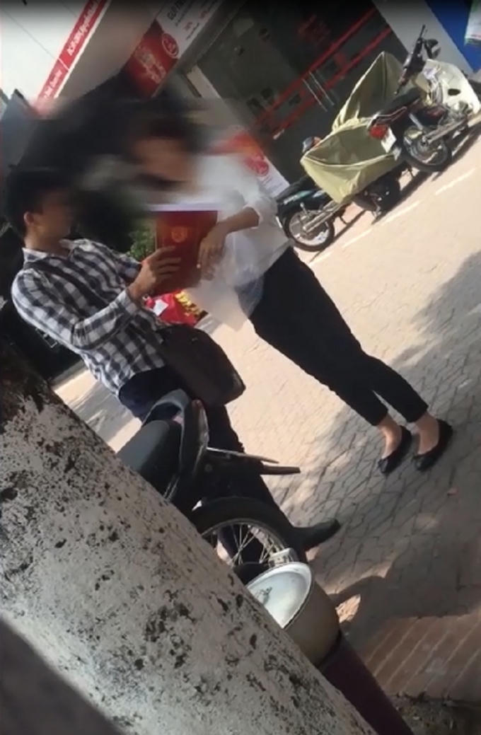 Cuộc mặc cả giữa phóng viên và “cò” (ảnh cắt từ clip).