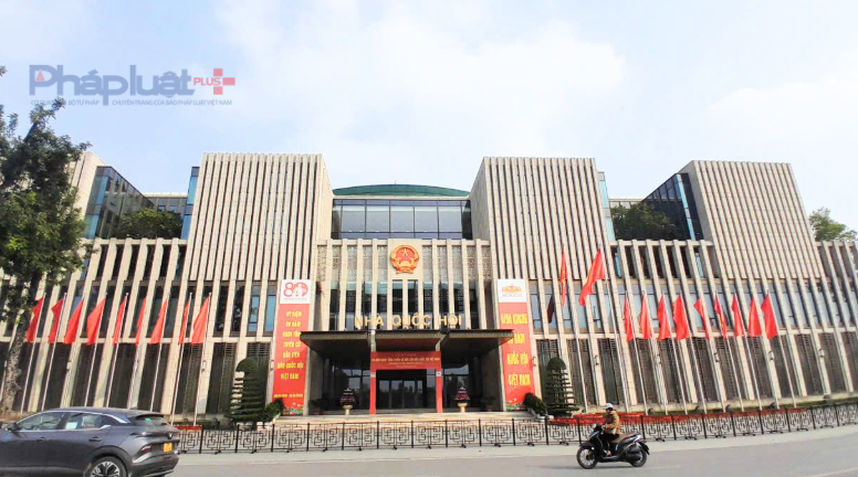 Cờ, pano chào mừng Đại hội lần thứ XIV của Đảng được trang trí trước toà nhà Quốc Hội.