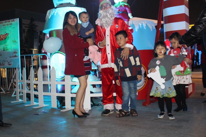 Cả nhà chụp ảnh chung với ông già Noel (Ảnh Hoàng Tuấn).