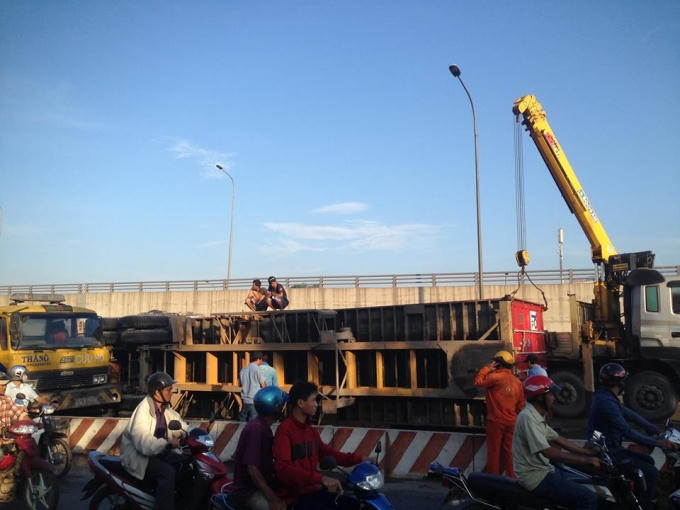 Container lật trên quốc lộ 1A.