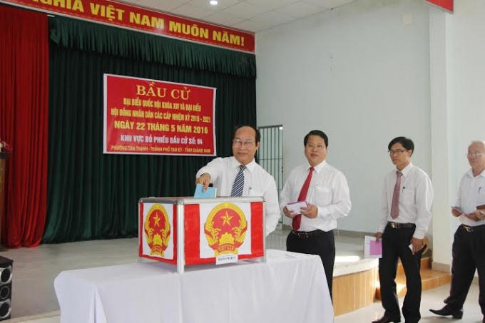 Chủ tịch UBMTTQ Việt Nam tỉnh Quảng Nam, ông Võ Xuân Ca (đứng đầu) và Chủ UBND TP Tam Kỳ (thứ 2 từ trái sang) – ông Văn Anh Hữu Tuấn tham gia bỏ phiếu tại phường Tân Thanh, TP Tam Kỳ.