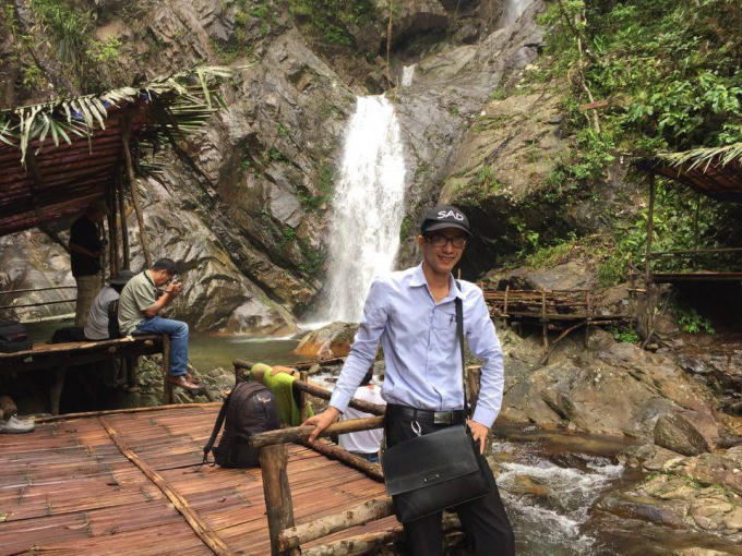 Du khách thích thú thú lưu lại những kỷ niệm cùng với dòng A Nôr.