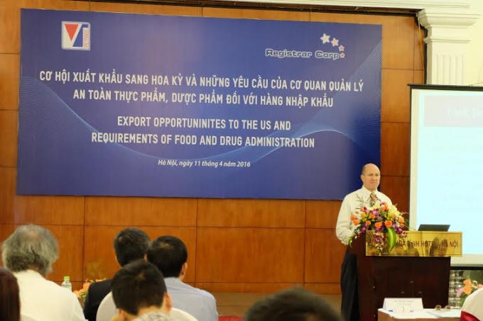 Phát biểu tại hội thảo ông David nhấn mạnh: Việc không ghi nhãn sản phẩm là một trong những nguyên nhân khiến sản phẩm Việt Nam khi đưa sang Mỹ bị trả về (Ảnh Thanh Huyền).