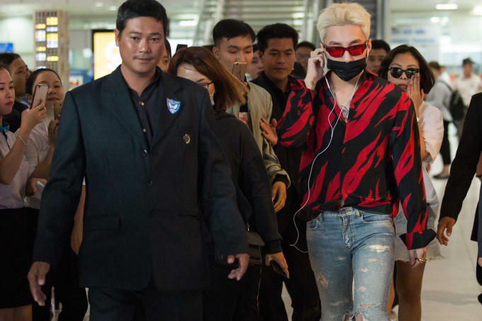 Được khán giả chờ đợi nhất có lẽ là giọng ca “Nơi này có anh” Sơn Tùng M-TP. Diện trang phục cá tính màu nổi bật, nam ca sĩ nhanh chóng nhận được sự chú ý của mọi người với concept đồ hàng hiệu.