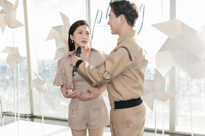 Hương Tr&agrave;m khoe đồng hồ v&agrave; bộ trang sức tiền tỉ tại show diễn NTK Chung Thanh Phong