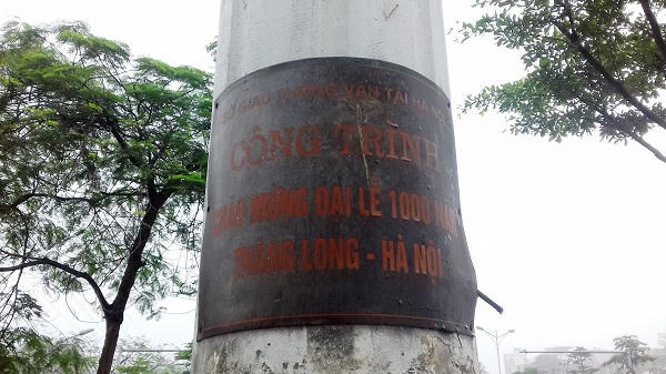 Cột đồng hồ có ghi dòng chữ công trình xây dựng chào mừng đại lễ 1000 năm Thăng Long - Hà Nội do Sở GTVT quản lý.