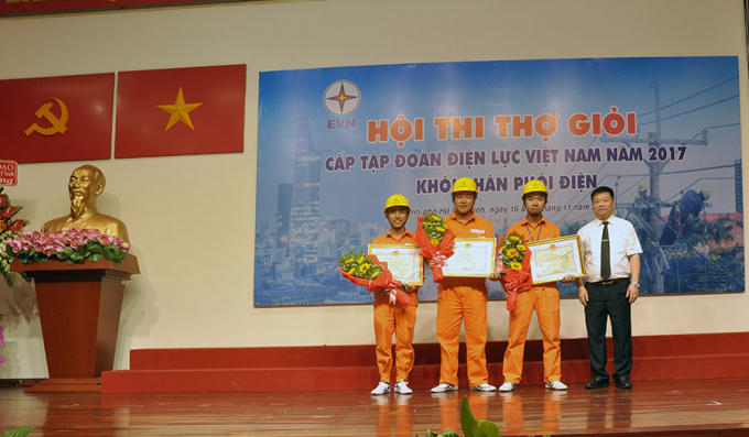 Ông Khuất Quang Mậu - Ủy viên BCH Tổng liên đoàn lao động, Chủ tịch công đoàn Điện lực Việt Nam trao Bằng khen cho đại diện các đội đạt giải Nhất